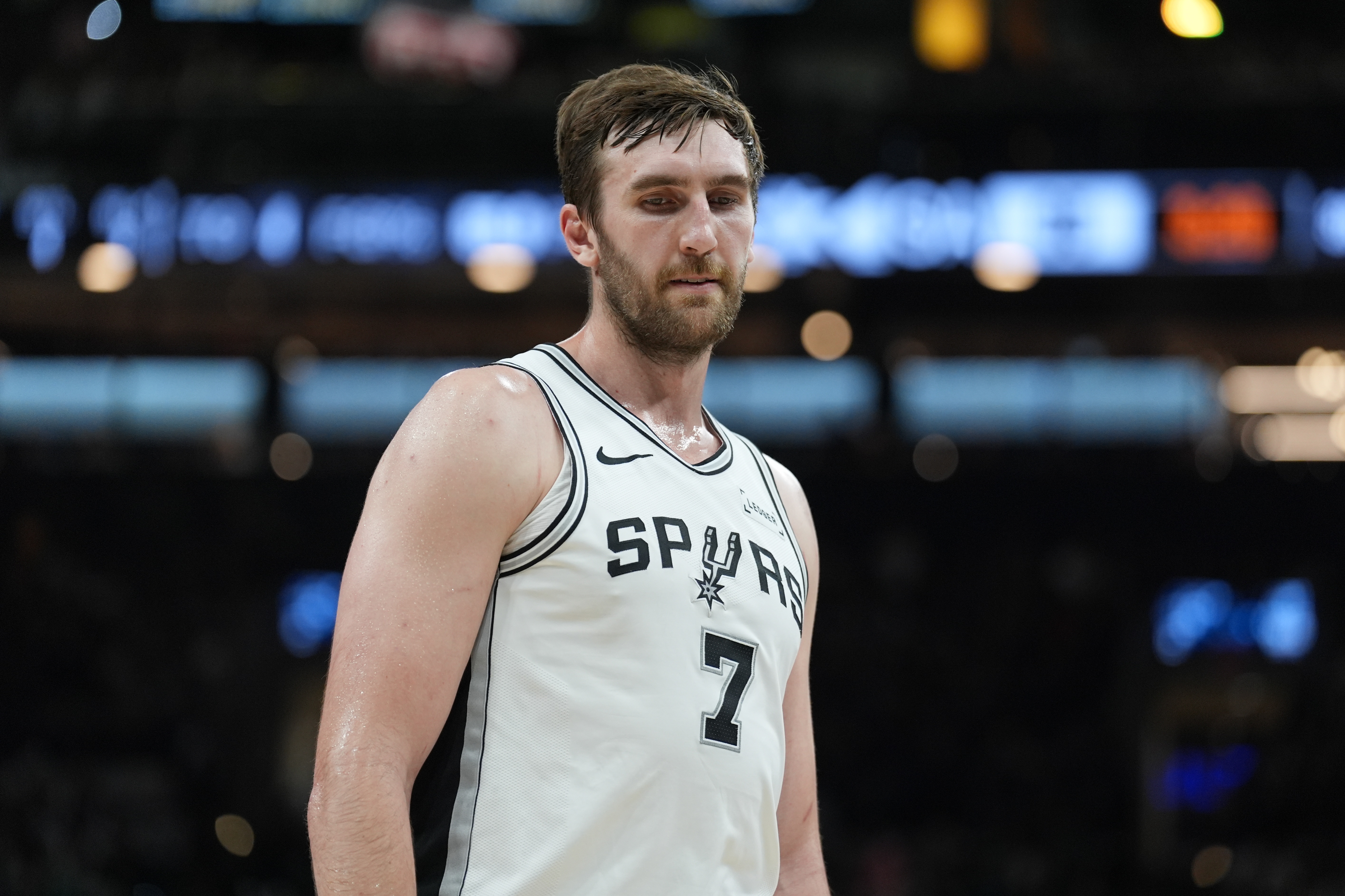 科内特:我顶替文班时的轮换会调 但我们比赛方式和目标始终一致