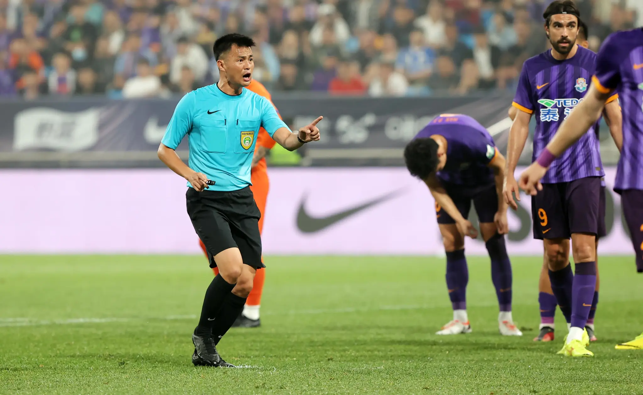 杨翼：去年“金哨”李海新执法上海德比，他的风格较为严厉